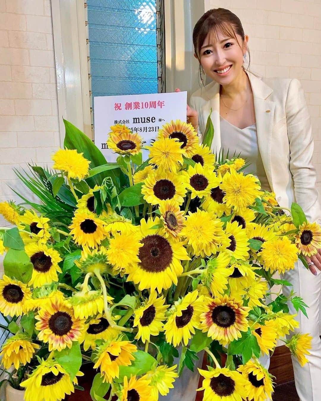 のインスタグラム：「⁡ 10周年へのお祝いのメッセージを各SNS合わせて数百件にものぼり頂いています。多くの気持ちを寄せて下さり、皆様本当に有難うございます。 ⁡ 1件1件をお一人お一人だと思い、出来る限り読ませて頂いています。心打たれる温かいコメントの数々に励まされ、鼓舞され、純粋な気持ちを蘇らせていただきながらこの数日を噛みしめ過ごしています。 実は8月23日は母の誕生日でもあり、この日に絶対開店させたくて823を目指して走っていた10年前。父の誕生日が8月24日だったこともあり、どちらにするか迷いましたが、父がもし生きていたら「お母さんの誕生日にしな」というだろうと思いオープンをこの日に決めました。 私の人生を変えてくれたこの日が、多くの人の幸せにも繋がる日となるよう、これからも成すべきことを成します。 ⁡ ⁡ さて、この度、10周年を記念して、10周年記念品を用意しましたよー😊✨✨ ご要望が多かったアイテムを作成しているので、10年に一度のこの機会に是非手に取って頂けると嬉しいです💓 ⁡ ✅購入はプロフィールにあるリンクから可能です。または、写真2枚目のQRよりお手続きください。  ※販売期間8月23日～9月4日 ⁡ ⁡ ⁡ ⁡ ⁡ ⁡ ⁡ ⁡ ⁡ ⁡ #10周年 #記念品 #うっす#ヴィクトリースーツ #オーダースーツ #レディーススーツ #メンズスーツ #スーツ #remuse #女性経営者#人は自分に嘘をつく」