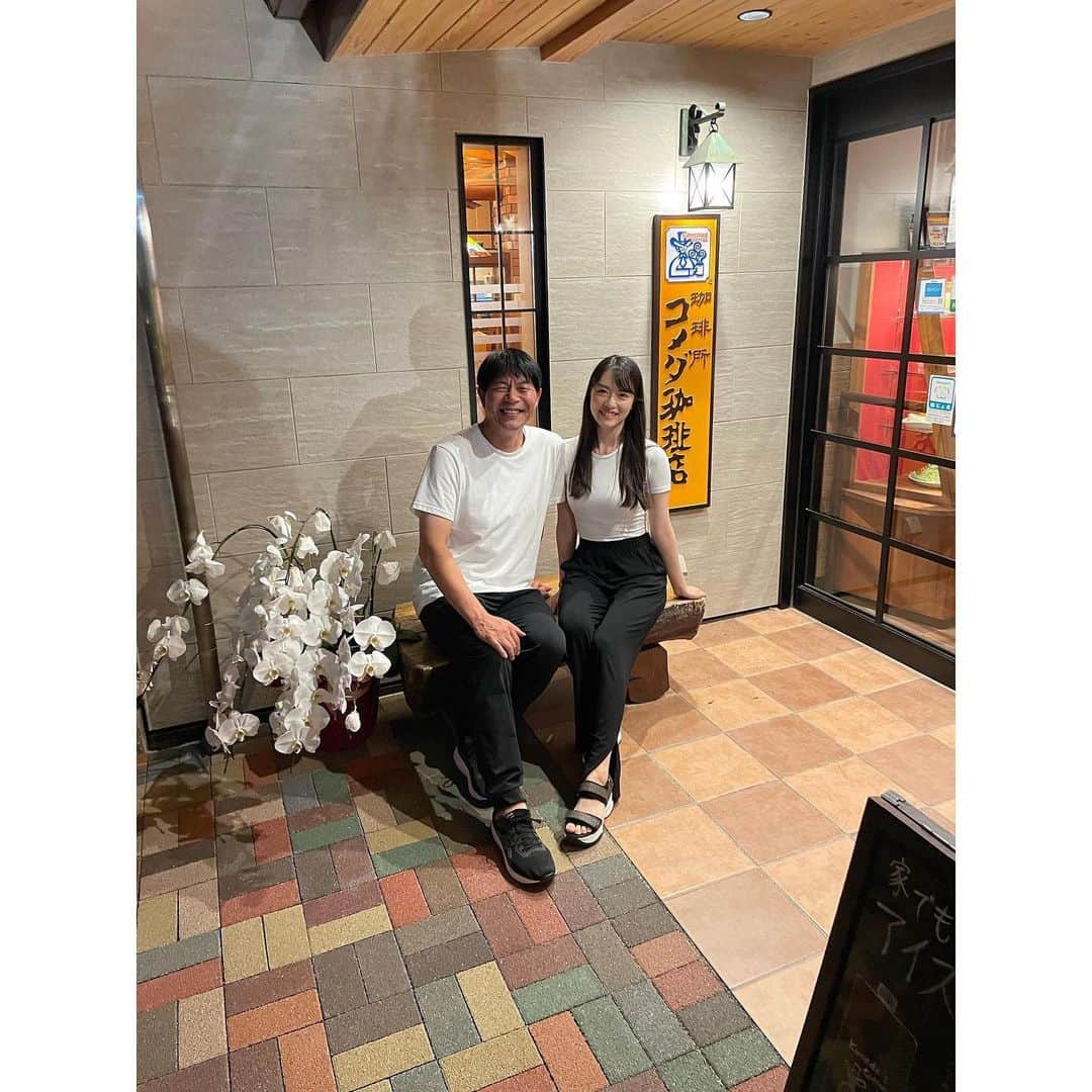 川崎琴之のインスタグラム：「名古屋旅最後はコメダ本店に行ってきました☕️  父と写真撮ったけど合わせてないのにおそろコーデみたいになりました🙃 ・ ・ #コメダ珈琲 #コメダ珈琲本店 #父子コーデ #父娘コーデ #父娘旅行」