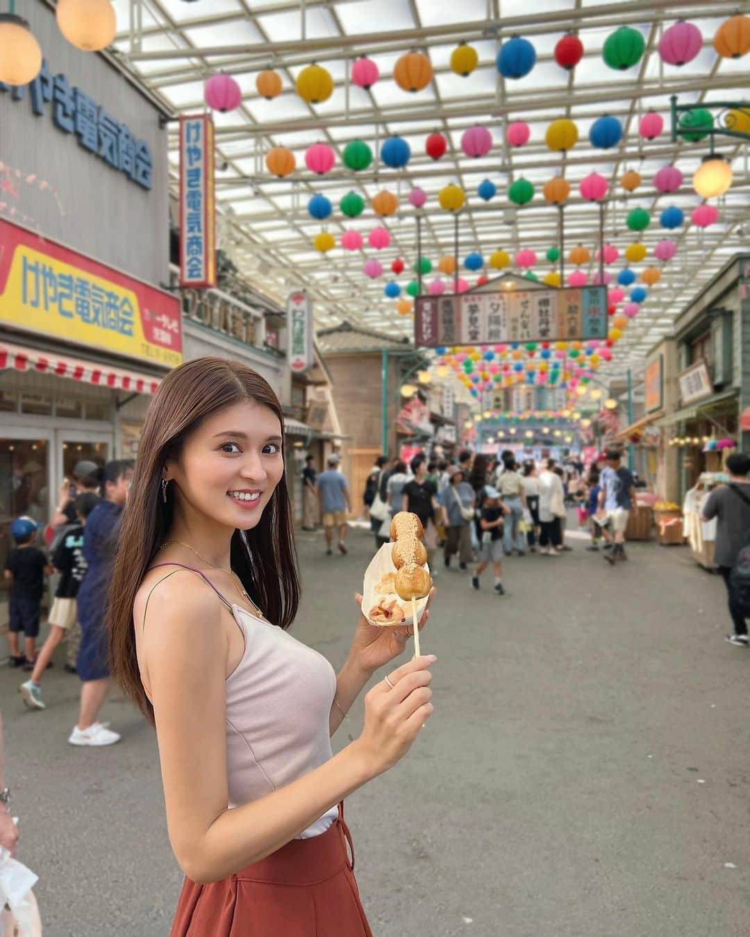 東野佑美さんのインスタグラム写真 - (東野佑美Instagram)「ご招待いただいて西武園ゆうえんちへ🎡  昭和にタイムスリップできちゃう商店街に 縁日通りのバスケゲームではボタさんへのお土産 可愛いぬいぐるみもGETできたよ🤭  ウルトラマンザライドや大水かけ祭りも楽しかったし 大火祭りを観ながら食べたカレーが美味しかった🥹🍛  たっくさん遊んで大満足の１日でした🥰✨  #pr #西武園ゆうえんち #遊園地 #プール」8月26日 18時43分 - yumi.higashino