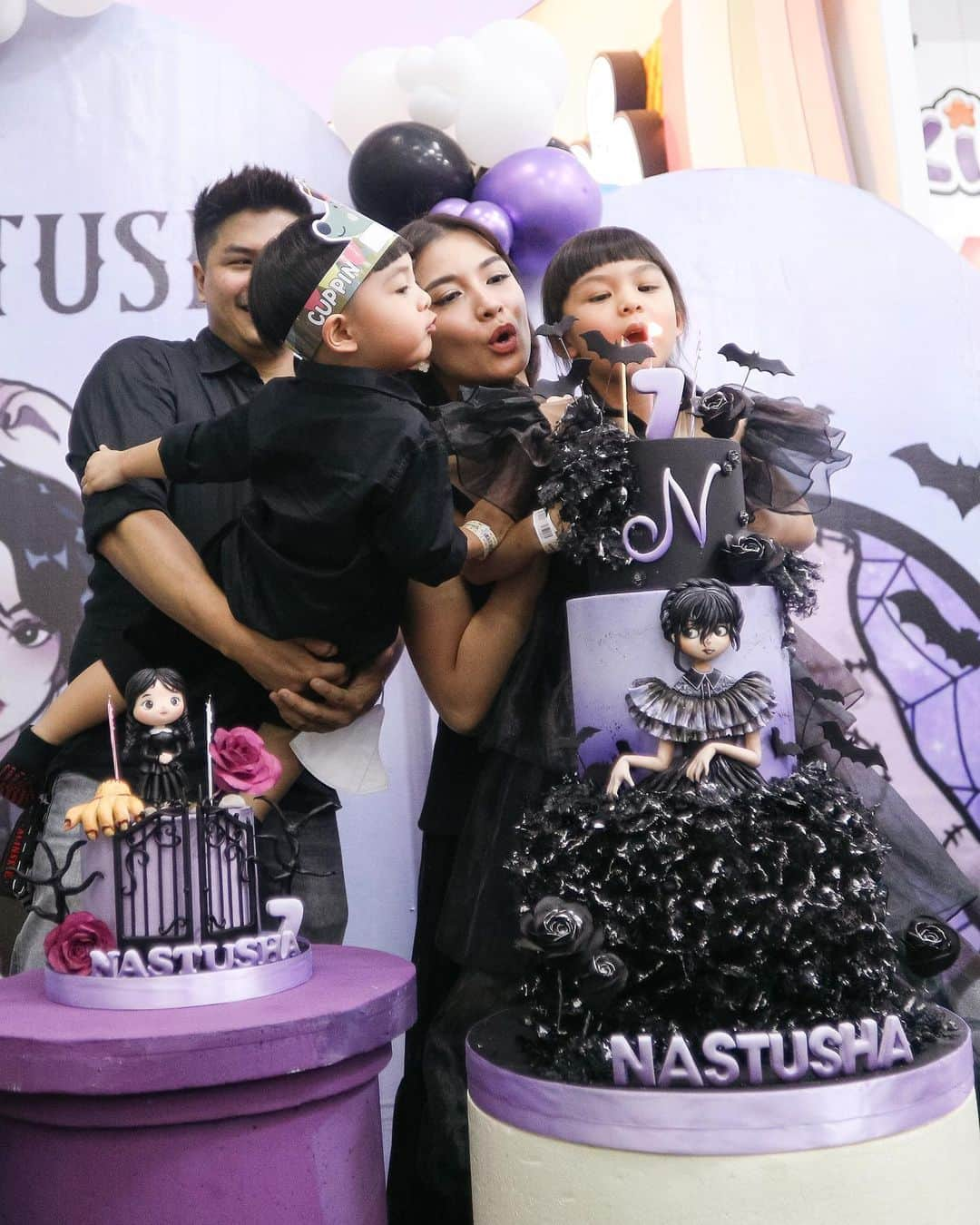 チェルシー・オリビアのインスタグラム：「Nastusha’s 7th Birthday Playdateee Party 🖤 (setiap foto ngak mau senyum karna katanya Wednesday ga pernah senyum) 🫢🫢」