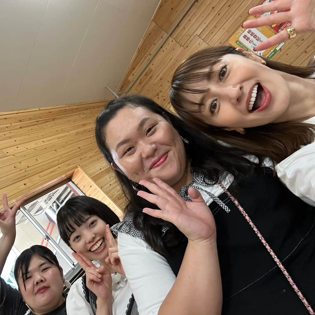 矢田亜希子のインスタグラム：「ぼる塾と一緒に！ 楽しく癒されたロケ🫶 #ラヴィットファミリー#一緒にロケは初めて#可愛い3人でした#癒し#番組の詳細はまた改めて#何の番組かお楽しみ👍」