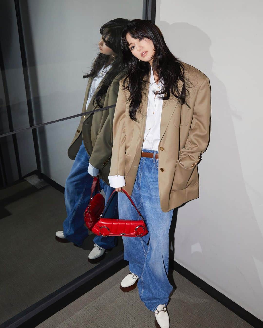 ナナ のインスタグラム：「♥️ 🤍 💙 🤎 @Gucci  #Gucci ##GucciHorsebitChain」