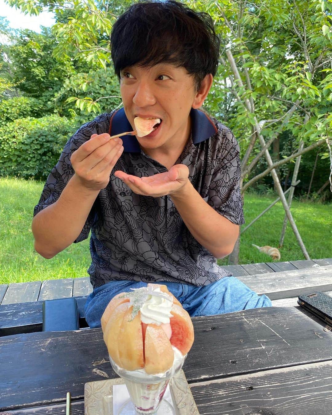 じろうのインスタグラム：「さとし、桃のパフェ」