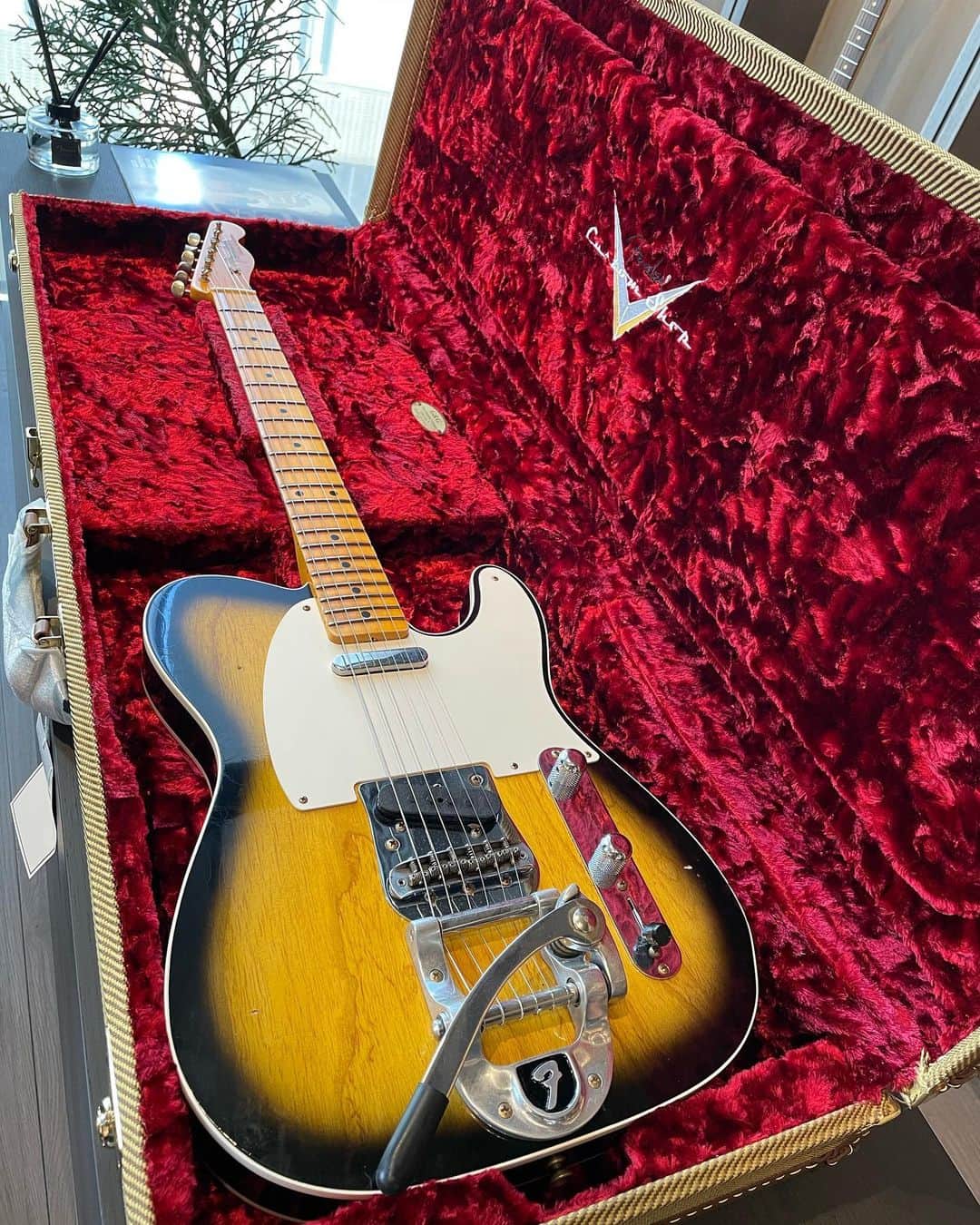 山中拓也のインスタグラム：「新しいギターを買いましたよ。 どや。美しいやろ。 マジで買う時手震えた。」