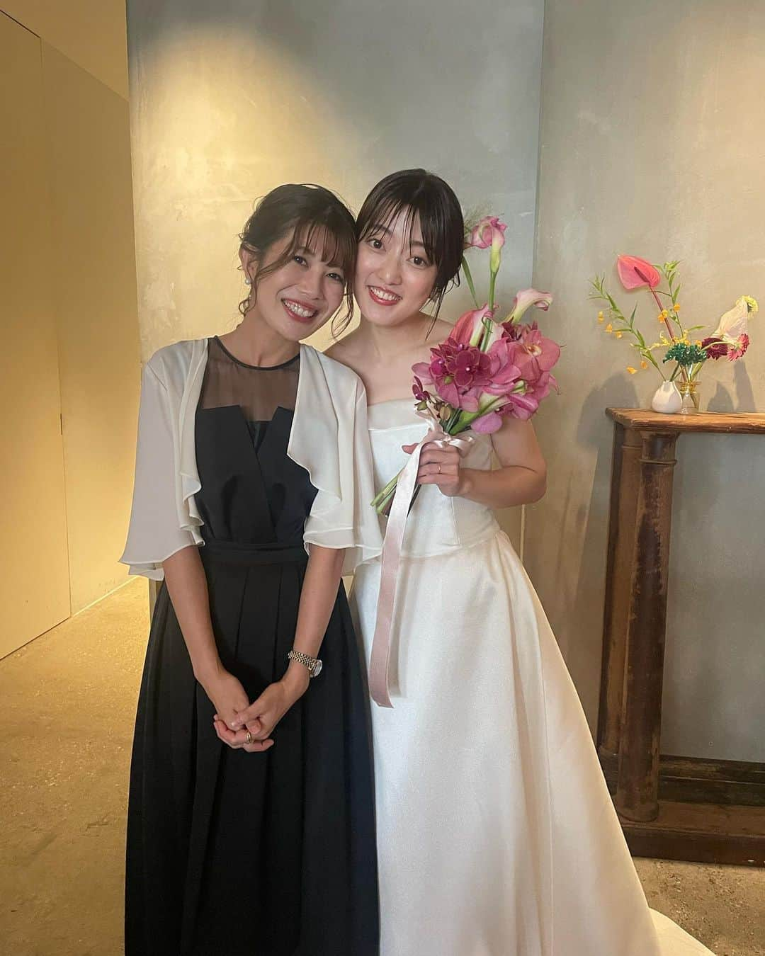 梅山茜さんのインスタグラム写真 - (梅山茜Instagram)「. ＊happy wedding💍＊ . 先日、人生で初めて披露宴の司会をしました。 それが大好きで大親友の和田ちゃんのパーティー🌷🫧  実は今まで結婚式の司会は全てお断りしていました。 『人生で1度しかない素敵な日に私なんかが…』 という気持ちと、100%泣いちゃうから。 だから司会のお声がけしてくれた時も、 大好きな和田ちゃんだからこそ悩んで悩んで 最初はお断りしてしまったのだけど 「司会の梅ちゃんじゃなく親友の梅ちゃんにお願いしたい」 と温かすぎる嬉しい言葉をもらって、 こちらから再度お願いして受けさせてもらいました💐  当日はプランナーさんからのサプライズ？で なんと式前の和田ちゃんと対面！ 2人とも驚いて「え…？！」の後号泣。 本当に可愛くて綺麗でもはや天使👼🏻  そして旦那さんも蒼くんも周りの方々も 和田ちゃんと同じで愛の溢れる方ばかりだった🌿  コロナ禍や色々なタイミングを経て 今回この日に結婚式をされたとのこと。 お二人のこだわりが随所に感じられて 本当に素敵な式とパーティーでした。  出会ってから9年。 ずーっと可愛くて優しくて温かくて どんな時もいつも支えてくれて 本当に愛の溢れる大好きな和田ちゃん☺️ いつも本当にありがとう！そして改めておめでとう！ これからもよろしくね🫶🏻 ▶︎▶︎ @sayawada38   . #もっと書きたかったけどこれでもだいぶ抑えた← #親友#同期#結婚式#披露宴#ウエディングパーティー#披露宴司会#結婚式司会者##nhk高知放送局#高知さんさんテレビ#iwaiomotesando#wedding#weddingparty」9月10日 17時30分 - umeyama_akane