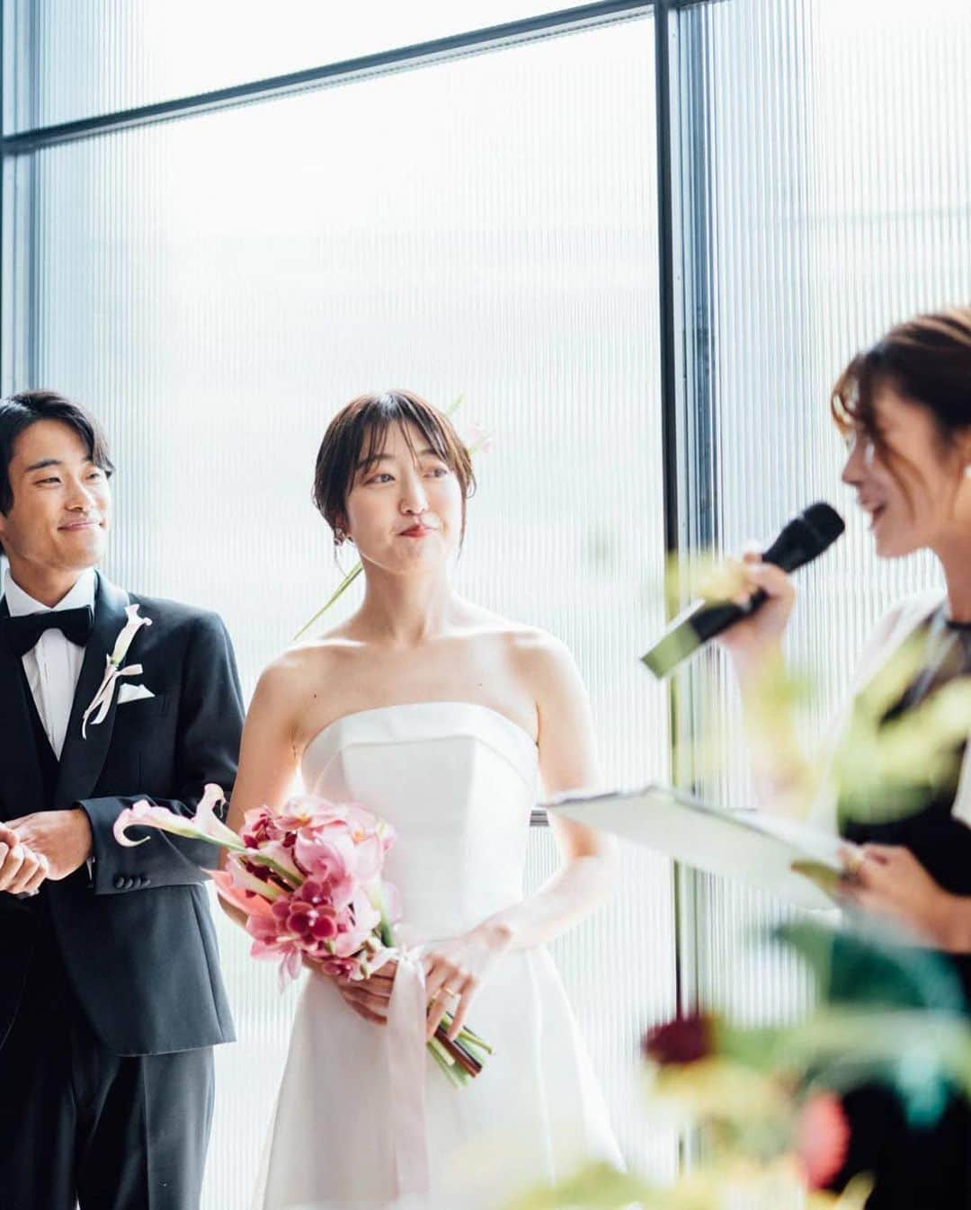 梅山茜さんのインスタグラム写真 - (梅山茜Instagram)「. ＊happy wedding💍＊ . 先日、人生で初めて披露宴の司会をしました。 それが大好きで大親友の和田ちゃんのパーティー🌷🫧  実は今まで結婚式の司会は全てお断りしていました。 『人生で1度しかない素敵な日に私なんかが…』 という気持ちと、100%泣いちゃうから。 だから司会のお声がけしてくれた時も、 大好きな和田ちゃんだからこそ悩んで悩んで 最初はお断りしてしまったのだけど 「司会の梅ちゃんじゃなく親友の梅ちゃんにお願いしたい」 と温かすぎる嬉しい言葉をもらって、 こちらから再度お願いして受けさせてもらいました💐  当日はプランナーさんからのサプライズ？で なんと式前の和田ちゃんと対面！ 2人とも驚いて「え…？！」の後号泣。 本当に可愛くて綺麗でもはや天使👼🏻  そして旦那さんも蒼くんも周りの方々も 和田ちゃんと同じで愛の溢れる方ばかりだった🌿  コロナ禍や色々なタイミングを経て 今回この日に結婚式をされたとのこと。 お二人のこだわりが随所に感じられて 本当に素敵な式とパーティーでした。  出会ってから9年。 ずーっと可愛くて優しくて温かくて どんな時もいつも支えてくれて 本当に愛の溢れる大好きな和田ちゃん☺️ いつも本当にありがとう！そして改めておめでとう！ これからもよろしくね🫶🏻 ▶︎▶︎ @sayawada38   . #もっと書きたかったけどこれでもだいぶ抑えた← #親友#同期#結婚式#披露宴#ウエディングパーティー#披露宴司会#結婚式司会者##nhk高知放送局#高知さんさんテレビ#iwaiomotesando#wedding#weddingparty」9月10日 17時30分 - umeyama_akane