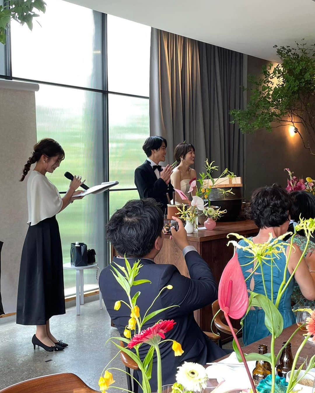 梅山茜さんのインスタグラム写真 - (梅山茜Instagram)「. ＊happy wedding💍＊ . 先日、人生で初めて披露宴の司会をしました。 それが大好きで大親友の和田ちゃんのパーティー🌷🫧  実は今まで結婚式の司会は全てお断りしていました。 『人生で1度しかない素敵な日に私なんかが…』 という気持ちと、100%泣いちゃうから。 だから司会のお声がけしてくれた時も、 大好きな和田ちゃんだからこそ悩んで悩んで 最初はお断りしてしまったのだけど 「司会の梅ちゃんじゃなく親友の梅ちゃんにお願いしたい」 と温かすぎる嬉しい言葉をもらって、 こちらから再度お願いして受けさせてもらいました💐  当日はプランナーさんからのサプライズ？で なんと式前の和田ちゃんと対面！ 2人とも驚いて「え…？！」の後号泣。 本当に可愛くて綺麗でもはや天使👼🏻  そして旦那さんも蒼くんも周りの方々も 和田ちゃんと同じで愛の溢れる方ばかりだった🌿  コロナ禍や色々なタイミングを経て 今回この日に結婚式をされたとのこと。 お二人のこだわりが随所に感じられて 本当に素敵な式とパーティーでした。  出会ってから9年。 ずーっと可愛くて優しくて温かくて どんな時もいつも支えてくれて 本当に愛の溢れる大好きな和田ちゃん☺️ いつも本当にありがとう！そして改めておめでとう！ これからもよろしくね🫶🏻 ▶︎▶︎ @sayawada38   . #もっと書きたかったけどこれでもだいぶ抑えた← #親友#同期#結婚式#披露宴#ウエディングパーティー#披露宴司会#結婚式司会者##nhk高知放送局#高知さんさんテレビ#iwaiomotesando#wedding#weddingparty」9月10日 17時30分 - umeyama_akane