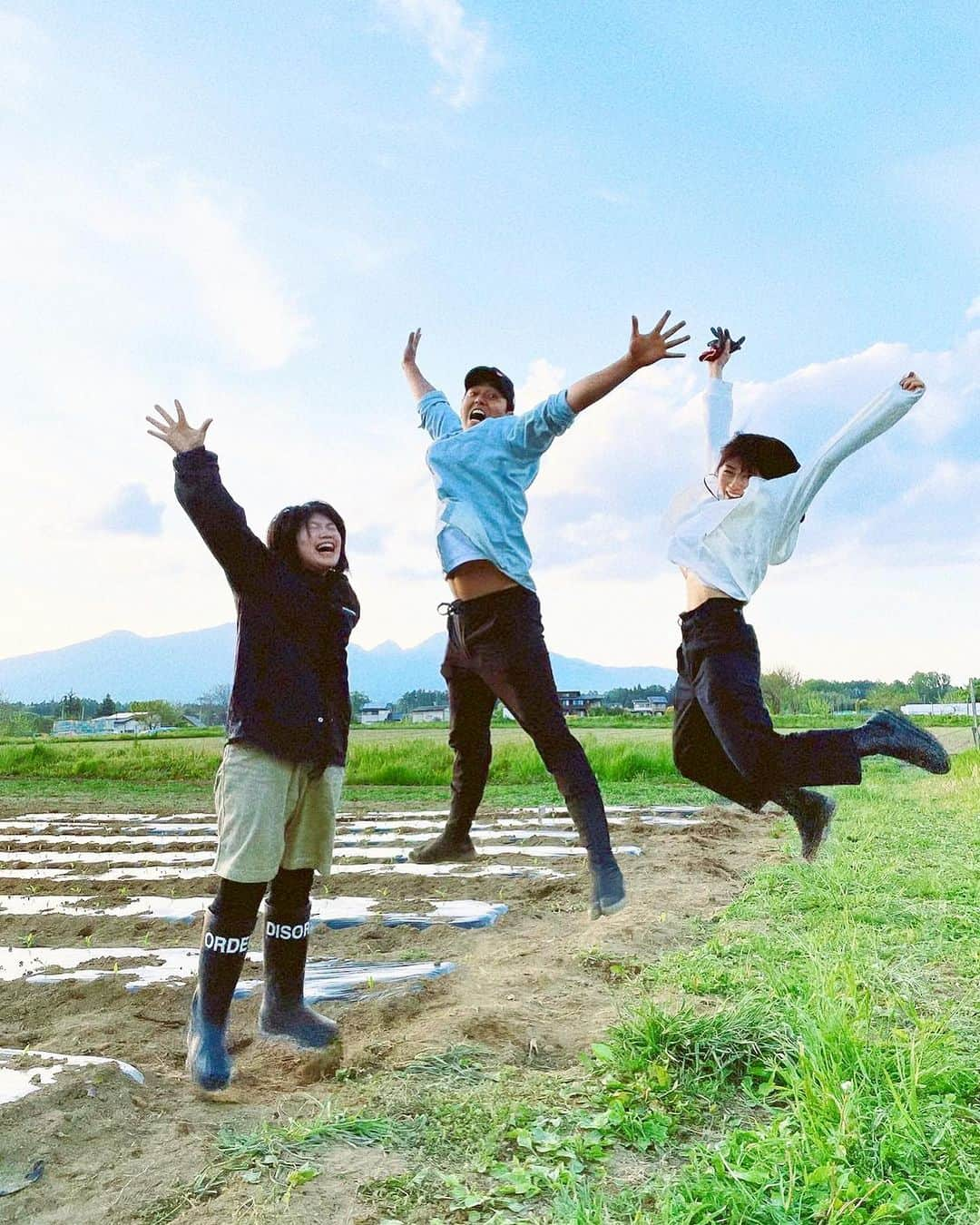 小池花瑠奈さんのインスタグラム写真 - (小池花瑠奈Instagram)「楽しかった思い出。 工藤阿須加さんの畑に望生ちゃんとお邪魔しました🌽‼︎  畑作業をお手伝い(というより体験)させていただいて朝から晩までとうもろこしの苗を畑いっぱいに植えました。 空気も景色も綺麗で、気持ちよくて楽しかった〜  農作業はやはり物凄い体力が必要で、俳優業と両立されている阿須加さん本当にすごいとしか言いようがないです🙄  満天の星空に心奪われた私たちの畑スペースは「ほしぞら組」と命名⭐️  同じ日に有吉ゼミさんの収録も入っていたのでスタッフさん方にジャンプを動画撮っていただきました🌱 take5くらいしたかも🤣  新鮮なお野菜って、焼いてお塩をふっただけで本当にご馳走になりますねぇ…美味しかったな〜✨  またほしぞら組でお手伝いしにいこう🚚  #風間教場仲間 #🌽」9月10日 14時31分 - natsu_matsumiya