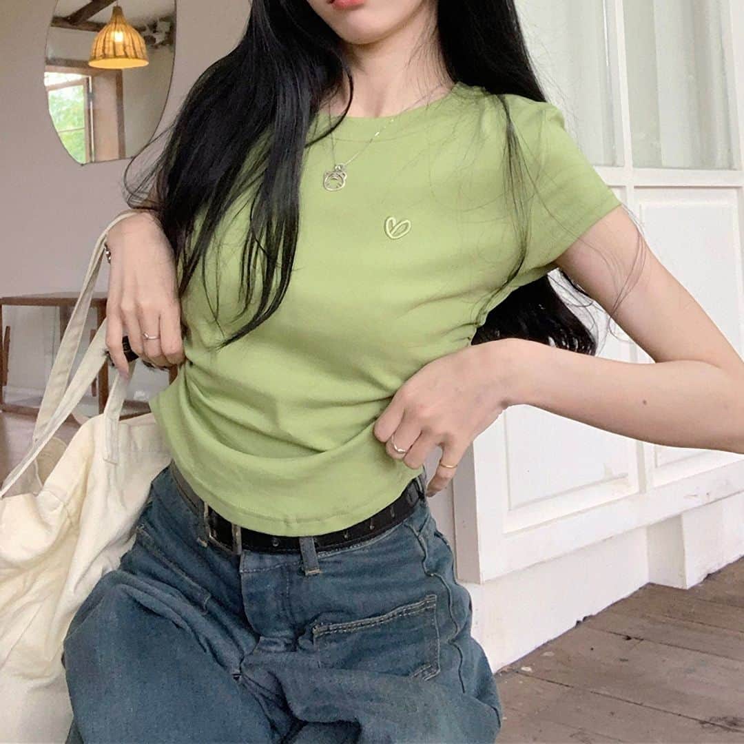 のインスタグラム：「👈韓国ファッションのトレンドアイテムは17kgで購入🖤  チェックしてみてね🇰🇷  【シンプルラウンドネックTシャツ N7753S】  #韓国ファッション #韓国コーデ #17kg #イチナナキログラム #プチプラコーデ #プチプラファッション」