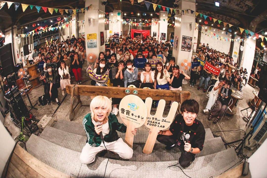 樋口大喜のインスタグラム：「23.09.08. 大阪来てな！キャンペーン #音食キッチン . アーティストコラボレストランが大阪・中津にあるOSAKA FOOD LABに登場！今年2月の時よりも更にパワーアップ！ . 総勢40組のアーティストのこだわりメニューをご用意！フォトスポットもあります！是非遊びに来て下さい！ . 8日には #ヤングスキニー #かやゆー さんのスペシャルな弾き語りライブを開催しました！ . 音食キッチンは9/24まで開催！ (樋口もメニュー出してますんで!)」