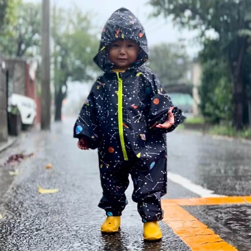 滝川ロランさんのインスタグラム写真 - (滝川ロランInstagram)「初めての雨散歩☔️ 大はしゃぎでした😍😍  #大雨 #散歩 #レインコート #ポンチョ #メキシカン」9月10日 13時01分 - laurenttakigawa