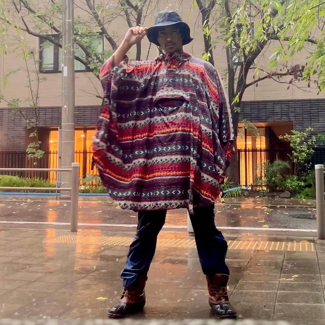 滝川ロランさんのインスタグラム写真 - (滝川ロランInstagram)「初めての雨散歩☔️ 大はしゃぎでした😍😍  #大雨 #散歩 #レインコート #ポンチョ #メキシカン」9月10日 13時01分 - laurenttakigawa
