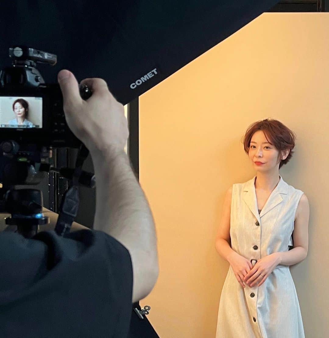 廣松叶子さんのインスタグラム写真 - (廣松叶子Instagram)「＊ 文藝春秋CREA(@crea_magazine)にて シュウウエムラ(@shuuemura)さんにお世話になりました。 ⁡ シュウウエムラのアトリエアーティストであり 日本チーフメイクアップアーティストも務める 木村淳一郎さん(@kimurajunichiro)に リップメイクの基本を教えていただきました💄 ⁡ マスク生活が長かったためリップメイクって どうするんだっけ…？と忘れかけて悩んでいたところ 本企画にお声がけいただいて大変勉強になりました☺️ ⁡ 個人的にはオーバーリップを簡単に表現するため 唇の輪郭にリップに近い色のアイシャドウを使う テクニックは簡単に綺麗に仕上げられるので 普段から自分でもチャレンジしています🙆‍♀️ ⁡ 今回の撮影現場はヘア担当、メイク担当と ヘアメイクさんも多く、クライアントさんも 大勢いらしてフランス語と日本語が飛び交う グローバルで賑やかで楽しい現場でした✨ ⁡ 撮影後にシュウウエムラさんのご厚意で 今回使用したリップをいただいたのですが、 マットな質感や秋っぽい色味が素敵なので 秋になってからほぼ毎日使ってます💄 この秋にマット系のリップをお探しの方は 本当におすすめなのでぜひお試しください☺️ ⁡ 詳しくはCREAwebをご覧ください。 hair💇‍♀️@kazuhiko_fuji_loreal_pro make💄@kimurajunichiro text📝@noriko.masumoto  photo📷#kamayahirofumi  ⁡ -- #crea_magazine #リップメイク #コスメレポ #コスメ紹介 #コスメマニア」9月10日 13時01分 - hiromatsu_kanako