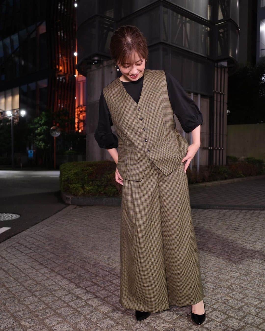新井恵理那のNキャスのインスタグラム：「今週の衣装は秋を感じるセットアップ🍂 髪型も合わせてまとめてみました。  次回のNキャスには、VIVANTの…あの、別班が、、、？！🤭 ドキドキが止まりません！  〜9/9衣裳情報〜 outfit @life_with_flowers accessories @naturali_jewelry  #中川絵美里 #情報7daysニュースキャスター #Weatherニュースキャスター」