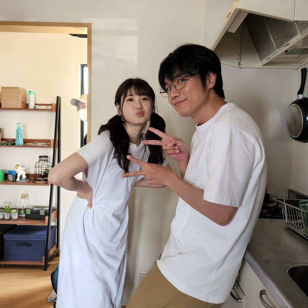 初恋、ざらりのインスタグラム：「#初恋ざらり 🌸🤍オフショット  岡村さんのお家で📸  お茶目な表情をする #小野花梨 さんと 得意気な #風間俊介 さん😆✌️  白Tがお似合いです☺️  #Lemino と #UNEXT では 今までの全エピソードが見放題配信中！  TVerでは1~3・10話を 無料見逃し配信中 休日のお供にぜひ🍵」