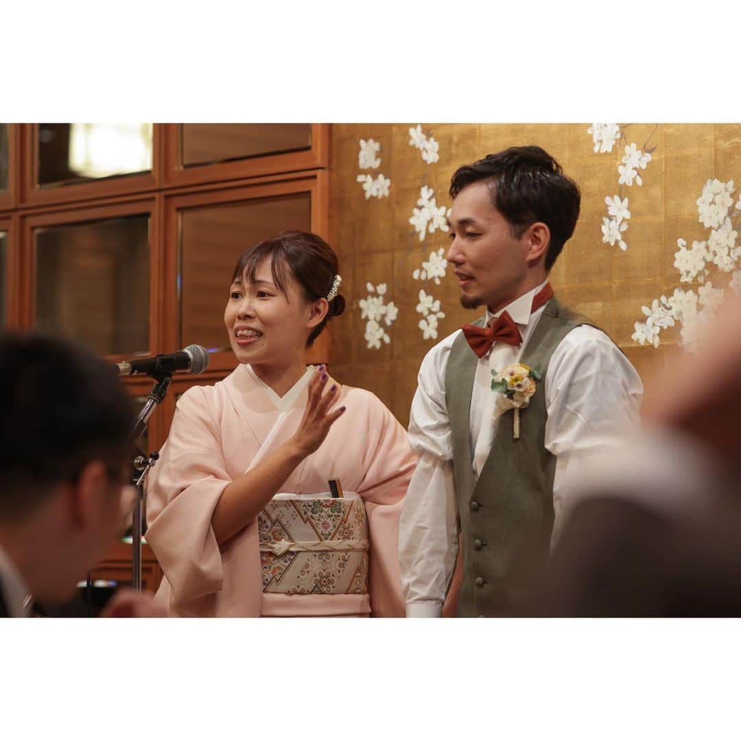ぽるママさんのインスタグラム写真 - (ぽるママInstagram)「. . わたしの弟夫婦（@daikirishima ） だいきとはるなちゃんの結婚式💐💍  みゆもふわも大大大好きな２人の結婚式。 みゆははるなちゃんのドレス姿が 美しすぎて大号泣でした🥹🫧💕  みゆふわはリングガールを。 おちんは神父さんを。 わたしは弟と漫才を。 させていただきました😌🤍✨  ほんっっっとうに素敵な結婚式に 参加させてもらって、 幸せいっぱいもらった日だったな🥹❤️  #思ったよりふわの足が成長して #買ってあった靴が入りませんでして #裸足での参加となりました」9月10日 13時05分 - poruporumama