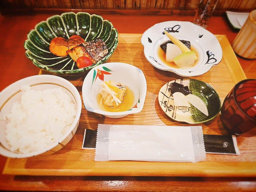 香咲蘭のインスタグラム：「先日、とても素晴らしい割烹の和定食を食べました。⁡ ⁡⁡ 一見、私が普段食べる量と比べてすごく量が少ないように感じました。 ⁡でも、1品1品、1素材1素材にドラマがあって大切に食べずにはいられず、気づけばお腹いっぱいになっていました。⁡ ⁡⁡ ⁡丁寧で繊細に作られたお料理ならこんなに少ない量で満たされるんだと感動しました。⁡ ⁡⁡ 忙しない日々の毎日の食事はついつい時短で作り時短で食べるという習慣になってしまっているけど、丁寧に作り丁寧に味わってこそ体が喜ぶ食事なんだろうなぁと思います。⁡(実際難しいけれど。。) ⁡⁡⁡ お腹も心も満たされた。 映えでもなく特別な事があったわけでもないけど、この和定食を食べた感動がいつまでも残っています。 ⁡⁡ ⁡#和食⁡⁡ ⁡ ⁡#丁寧⁡に ⁡#心を込めて⁡ ⁡これが⁡ ⁡#和の心⁡ ⁡というものなのか…⁡⁡ ⁡⁡ ⁡丁寧に、量より質。⁡ ⁡厳選されたものだけが周りにある状態で⁡ 実はとても⁡豊かに生きられるのかもしれない🤔 ⁡ ⁡⁡」