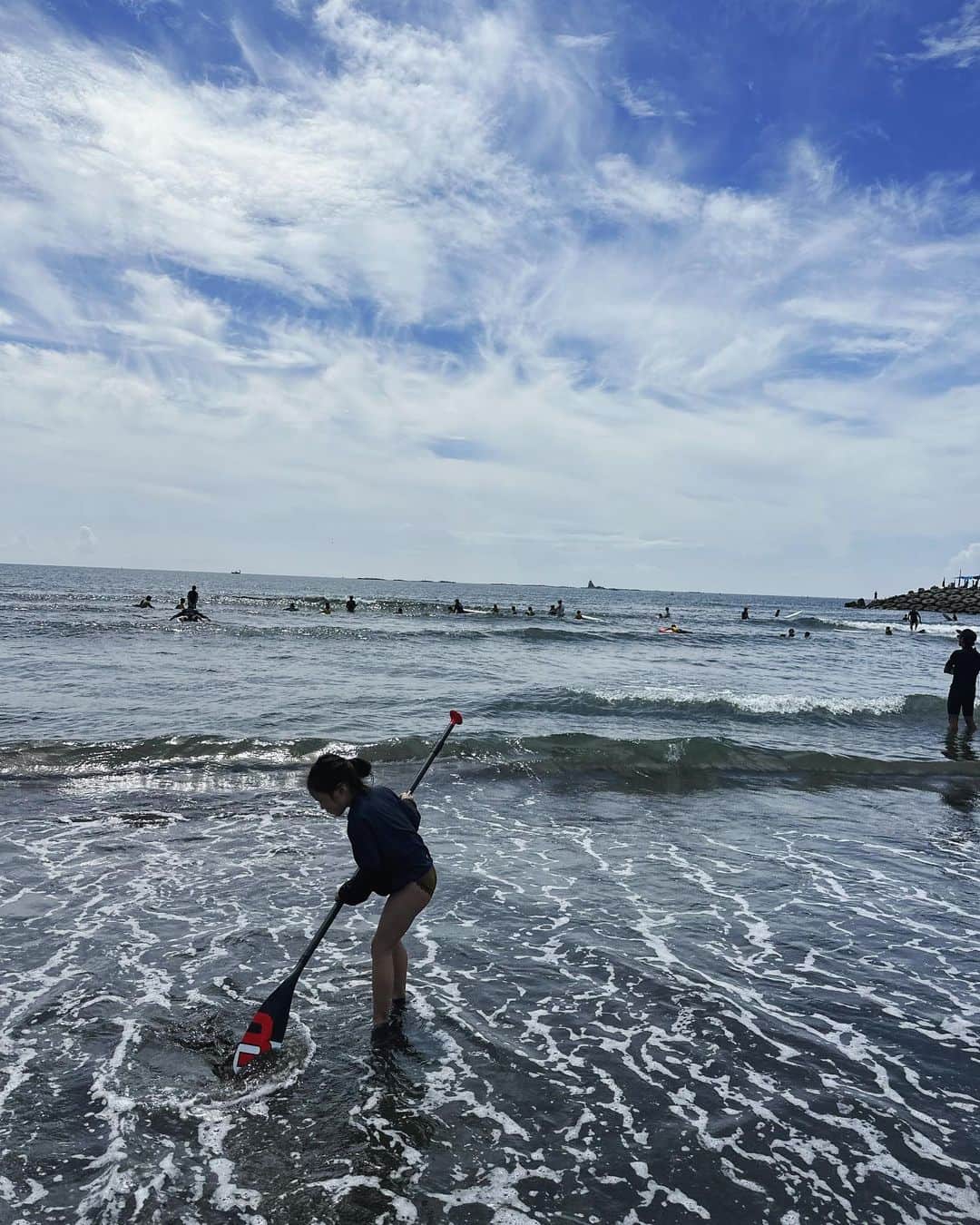 鈴木六夏さんのインスタグラム写真 - (鈴木六夏Instagram)「まだまだ出来る海遊び！ 波も静かでキッズサーファーがいっぱいだった今日。すごいねぇー👏🏼👏🏼と見入ってしまいます😆 自然と遊ぶ時間、子供にとっても大人にとっても、本当に大切ですね！」9月10日 13時13分 - rikuka.62