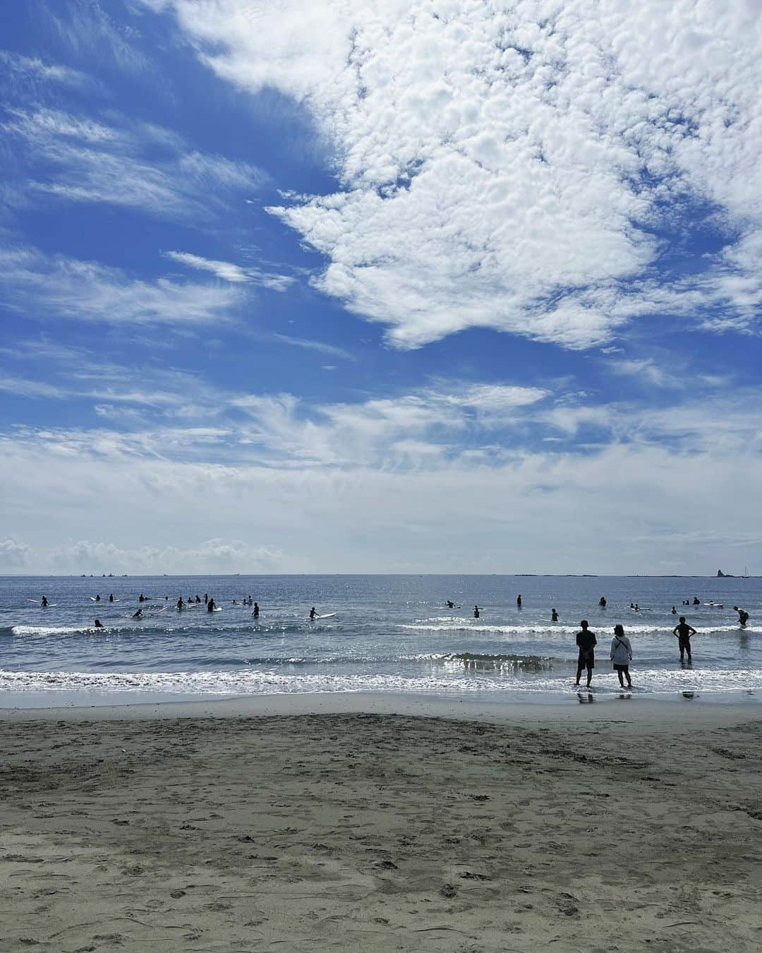 鈴木六夏のインスタグラム：「まだまだ出来る海遊び！ 波も静かでキッズサーファーがいっぱいだった今日。すごいねぇー👏🏼👏🏼と見入ってしまいます😆 自然と遊ぶ時間、子供にとっても大人にとっても、本当に大切ですね！」