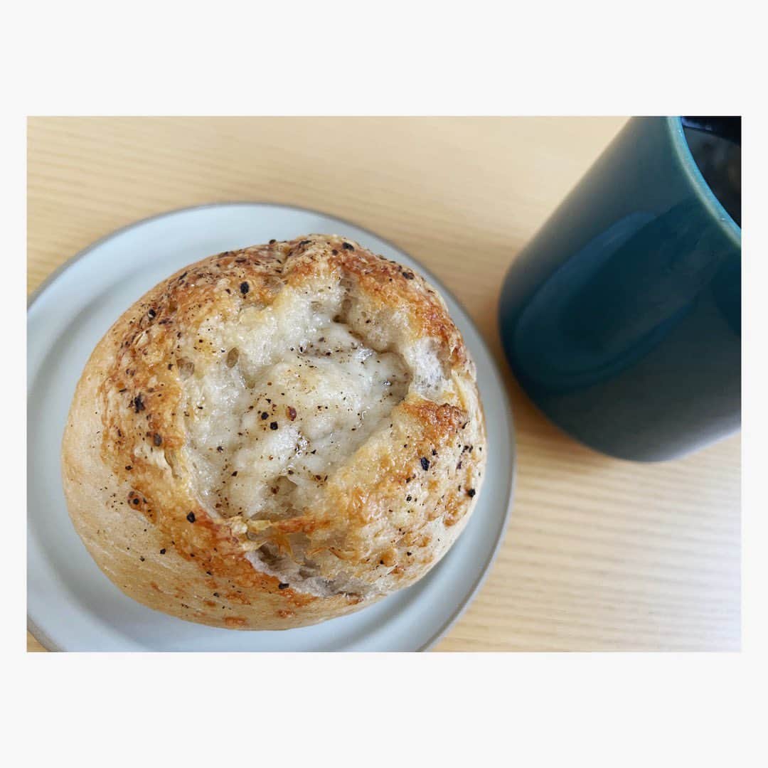 のインスタグラム：「@pug_bagel_works ベーコンバジルトマトベーグル🥯  全粒粉と米粉が練り込まれているもっちり生地の中に、ジューシーなベーコン、爽やかなバジル、そしてドライトマトが包み込んである大人なベーグルでした🥰  ブラックペッパーのアクセントも良い感じ💕  #パグベーグルワークス  #ベーコンバジル  #ベーグル #まことパン #まことベーグル #パンスタグラム」