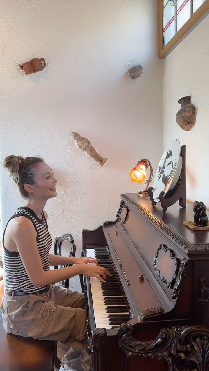 エミ・マイヤーのインスタグラム：「Dropping by @lastdrop_kyoto, a lovely new cafe in Kamigyo-ku! Of course I had to try the piano upstairs 🎹😉 上京区にある新しい素敵なカフェ！二階には台湾のお茶や骨董品、ピアノもあって雰囲気抜群👌」