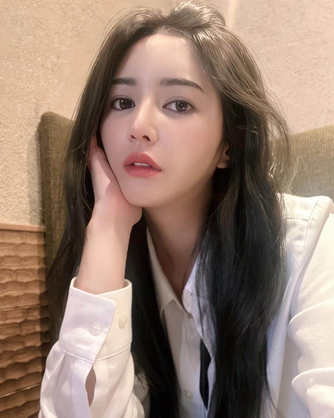 麻生希 麻生希さんのインスタグラム写真 - (麻生希Instagram)「韓国系のナチュラル系になりたくて黒髪とファンデーションだけのメイクにしてみた🐦‍⬛  肌綺麗になったら自信がついた🐦‍⬛ #韓国風ヘア #黒髪 #ナチュラルメイク #美肌ケア」9月10日 13時19分 - aya___1220___