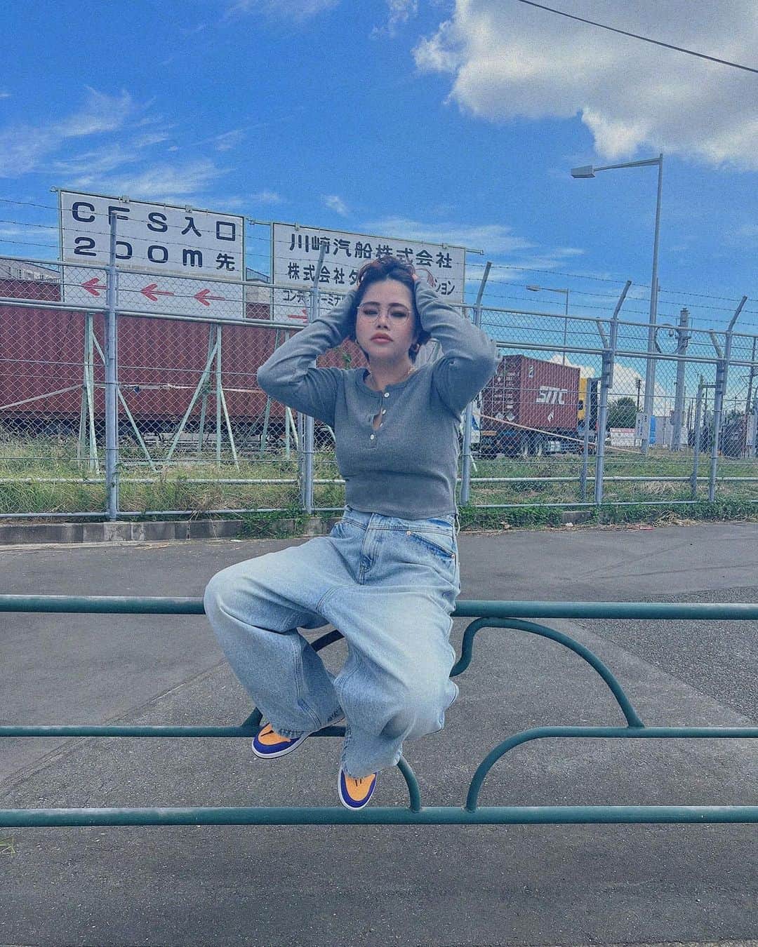 金子若菜のインスタグラム：「⠀ メノウ着てる私の着画本当少なくて すみませんって感じなのだけど笑 俺的なお気に入りは リブワンピースとこのヘンリーネック。 ※ワンピは完売御礼  シンプルなデザインだからこそ、 指抜きにしたり、 裾のデザインをちょっと変えたりと。💭  ⠀ グレーとブラックとホワイト！ どれもめちゃくちゃ使えるはずと思って作りました✌🏻  そしてメノウシリーズはお値段もお手頃に頑張ってるのだ！  #WONEM #WONEM_MENOW #ウォンエムアンダーバーメノウ」