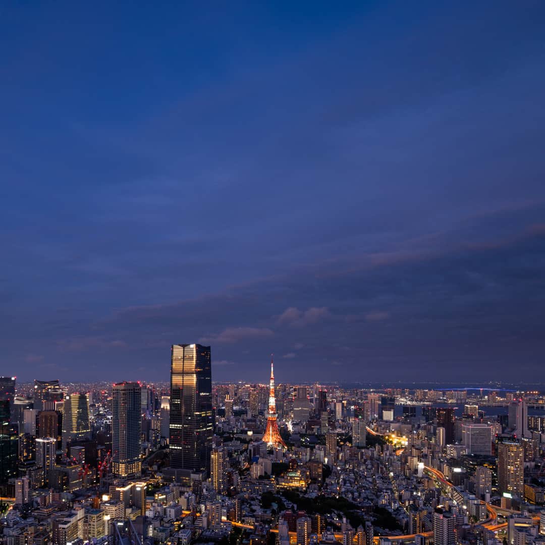 Tokyo City View 六本木ヒルズ展望台のインスタグラム：「ただ今、スカイデッキは営業中！ 海抜270メートルの高さから、東京タワーや東京スカイツリーなど東京のランドマークをご覧いただけます🗼 本日も20:00までオープン。  🕚11:00～20:00（最終入場19:30） ※雨天、荒天、雷雲発生時はクローズ https://tcv.roppongihills.com/jp/  撮影：荒谷良一  #六本木ヒルズ展望台 #スカイデッキ #東京シティビュー #展望台 #夜景 #東京タワー #絶景 #景色 #荒谷良一 #RoppongiHillsObservation #skydeck #TokyoCityView #TCV #Tokyo #TokyoTower ##japantravel #tokyo #roppongi #RyoichiAratani #travelgram #japantrip #japan_daytime_view #japan_of_insta #bestjapanpics #tokyomuseum #artoftheday」
