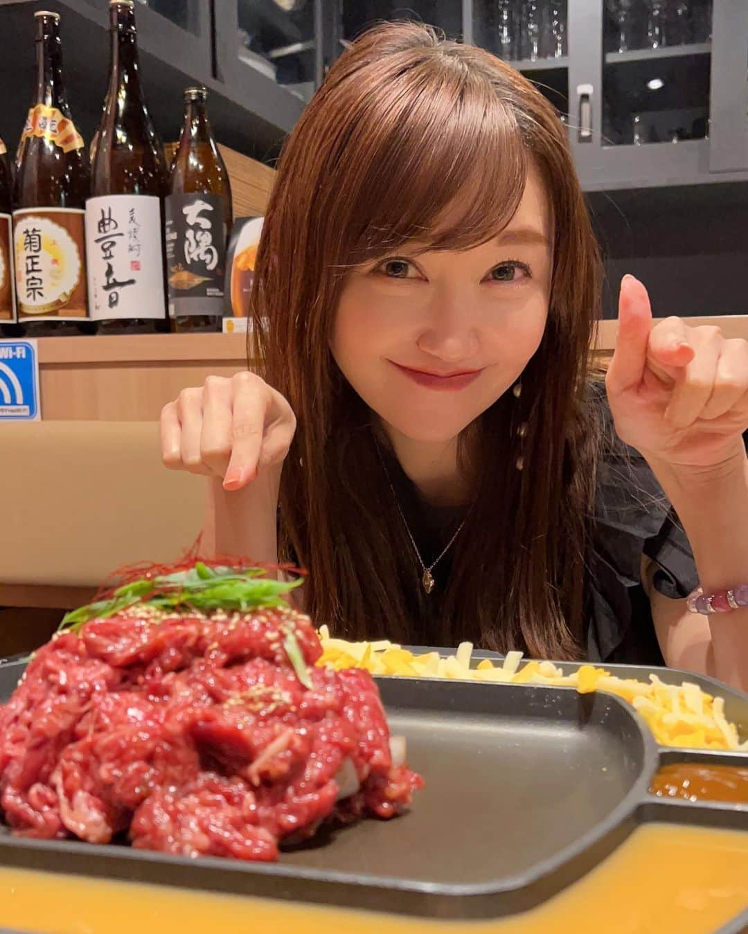 開高明日香のインスタグラム：「お肉もお野菜も食べたいが叶うお店。  サムギョプサルとプルコギがミックスされた韓国料理風焼肉。  タレ付きの但馬牛を葉野菜で巻いて、キムチやお野菜をトッピングしていただく🥬  もぉね。めちゃ美味しかった😆  お野菜やキムチが食べ放題なのも嬉しい♡  ただでさえ美味しいのに、私の大好きなチーズを絡ませてとなると、お箸がもう止まんない🤤  この夏イチ、たくさんのお肉とお野菜頂いちゃいました😋  帰りはボックスに入ってる、いろんな種類のアイスから好きなモノを選べて、テンションあがったー❣️  PR @kinno_ushi #神戸韓国料理 #三宮グルメ #神戸グルメ #兵庫グルメ #手巻き焼肉金の牛 #三宮焼肉 #神戸焼肉」