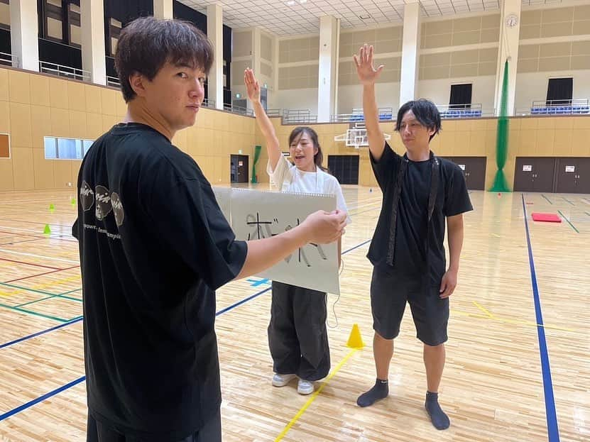 川崎優さんのインスタグラム写真 - (川崎優Instagram)「. . 所属事務所OFFICE NOIRの 運動会でした🏃‍♀️（ノー観客。）  玉入れに、リレー、しっぽとり競争、応援合戦に 謎のモデルウォークリレー（名前不明）汗だくで駆け抜けました…✨マネージャーさんたちも一緒に年代ごちゃまぜチーム…！キッズモデルさんたちに癒された…  いまだに筋肉痛を抱えてますが、後悔はしてません🦵  年齢層が幅広すぎる、所属者100人以上の事務所。お会いしたことのない方も沢山いますが、久しぶりにいろんな方とお話できて楽しかった📣✨  お世話になって12年になりましたが 会長のマキさん、社長の清水淳平さんを中心にみんなでいろんなことに挑戦していきたいです🦵 各々の活躍を祈って…🫰🏻  #ガチの応援練習が連日行われていた #マネージャーさん達のダンス練習　 #めちゃくちゃ忙しいのに笑 #来年はきっと組体操もある #知らんけど #足が速いと褒められた #萌実デザインのTシャツがかわいすぎた… @k55___」9月10日 13時33分 - yuu__noir