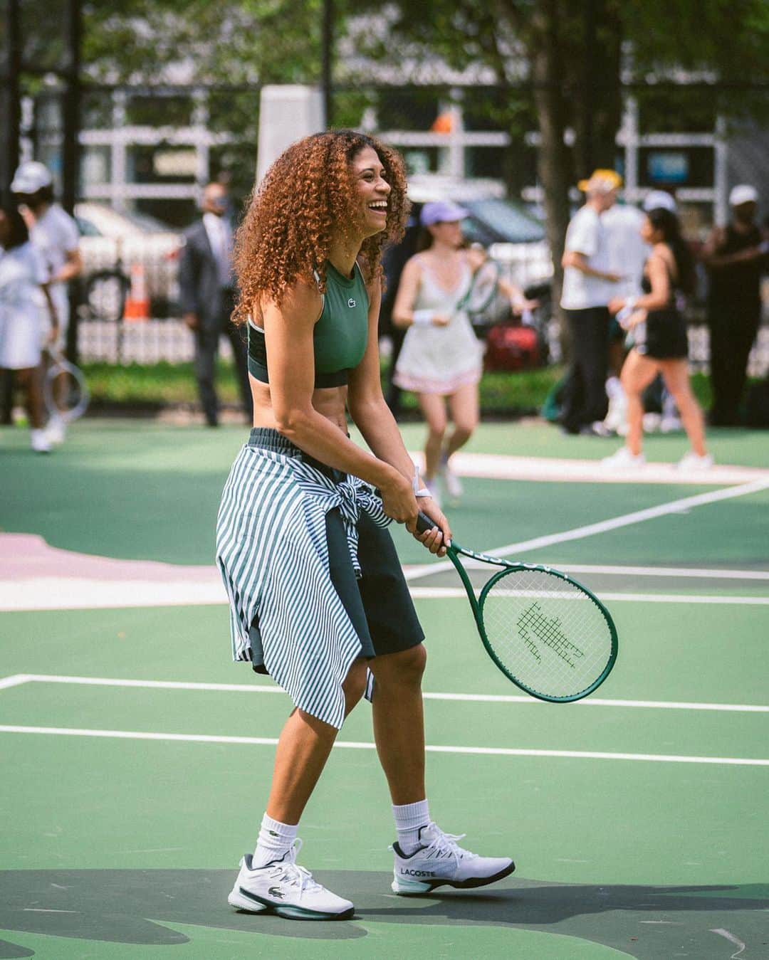 Lacosteさんのインスタグラム写真 - (LacosteInstagram)「“It’s important for me to be close to the young generation. Sport has the power to change lives and I hope those 2 courts will make the kids want to practice more tennis.” @venuswilliams   Gathering the entire New York City tennis community to celebrate our 90th anniversary by renovating two tennis courts, powered by our ambassador @venuswilliams, in the Bronx. 🎾🐊  Artwork: @premierebase  Project: @teametendart   #LacosteCelebrates90」9月10日 13時25分 - lacoste