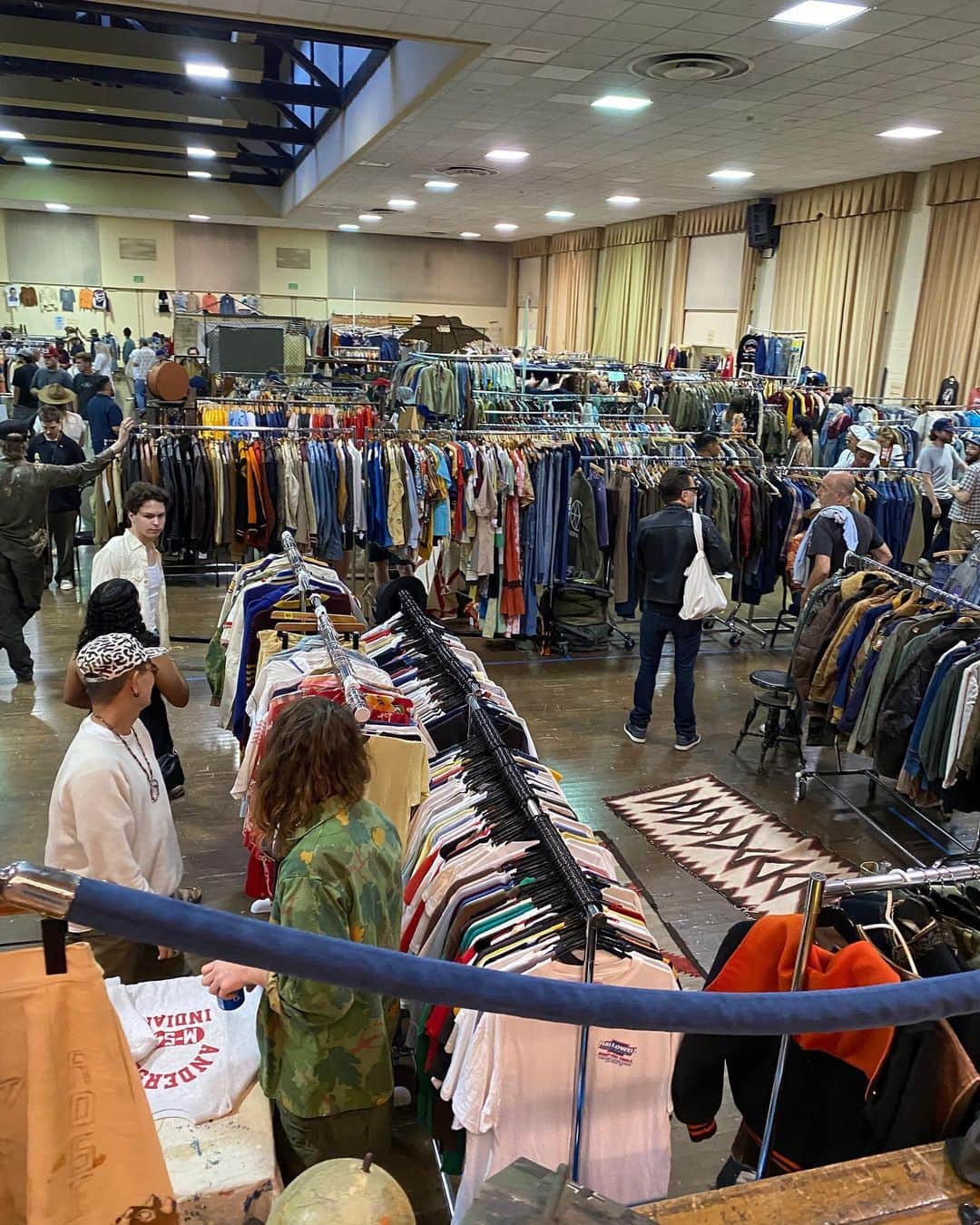 小藪奈央のインスタグラム：「. Everyday buying at somewhere in LA and outside! I got lots good vintages. I can’t wait to show you 🤍  ロスでの買い付けももう少しで終わりです。 1週間毎日郊外など回って買い付けてます。 今回は新しい場所も開拓できて沢山良いものに出会えました。 上海のpop upとcuriosでまた見て下さいね🤍」