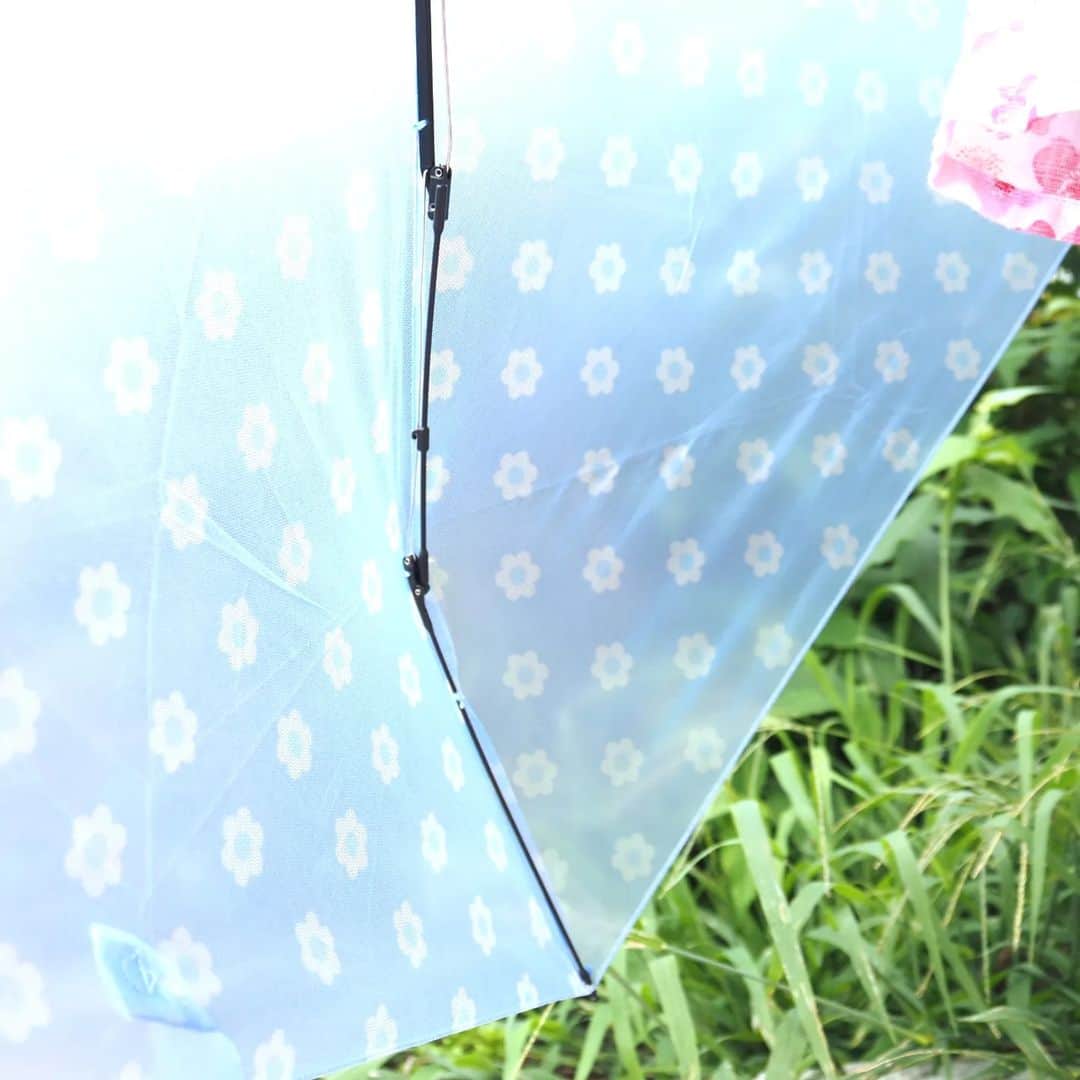 Kuboi Ayumiさんのインスタグラム写真 - (Kuboi AyumiInstagram)「かわいくて、軽くてコンパクトな折りたたみ傘を探していたら エスタ (@estaa_official)で発見！  ■TPUトリコット デイジー  シアー感がおしゃれなデザインにひとめぼれ。 爽やかなカラーで雨の日の気分をあげてくれる傘。 なかなか、無いデザインですよね。  収納時は約12.5cm、約90gしかない折りたたみ傘なので、 バッグやランドセルに入れておいても邪魔にならないサイズなのもうれしい！  ○+●+○+●+○+●+○+●+○+●+○+●+○+●  @himekagami　←check♡  おうちごはん が楽しくなるお取り寄せグルメ や 簡単＆時短ごはん、育児情報など発信中！ 投稿が気に入ったら保存&フォローしていただけるとうれしいです。 いつもありがとうございます(^^)  ○+●+○+●+○+●+○+●+○+●+○+●+○+●  #estaa #傘 #長傘 #折りたたみ傘 #日傘  #雨の日コーデ #雨傘 #umbrella #ビニール傘 #雨の日グッズ」9月10日 13時30分 - himekagami