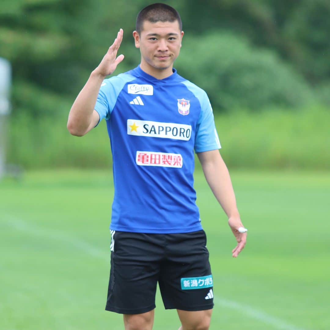アルビレックス新潟のインスタグラム：「選手の練習風景をお届け❣ 今日の三人目は #小見洋太 選手⭐️ どの写真も小見ちゃんらしくて愛らしい😘 何枚目の小見選手が好きですか❓  #albirex #アルビレックス新潟」