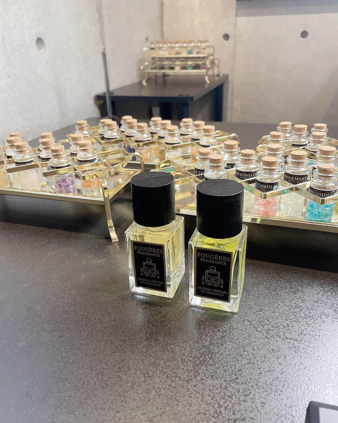 椎名音心さんのインスタグラム写真 - (椎名音心Instagram)「・ オリジナルの香水が作れるFOUGÈRES FRAGRANCE(@fougeres_fragrance)さんで香水を作ってきたよ♡♡ かんにゃと行ってきました☺️ 初めての調香体験、ちゃんとできるか緊張したけど、お店の人が希望にそったものが作れるようにしっかりヒアリングして、アシストしてくれたからとっても良い香りのものが出来上がりました🥺✨ 香水の名前もつけれるんだよー✨ どんな香りの精油を使ったかも記載されるので、ぜひ私とオソロのものを作ってみてね✨ レアな香水がゲットできる香水ガチャもあって面白かった〜🥺💖 入谷駅からすぐの場所にあるので、皆も遊びに行ってみてね☺️ お友達にプレゼントするのもいいかも！♡ ・ ・ ・  PR @fougeres_fragrance #FougèresFragrance #浅草香水 #調香体験 #浅草観光 #上野観光 #香水作り #香水作り体験#perfume #オリジナル香水 #オリジナル #オリジナルグッズ #asakusa」9月10日 13時30分 - mm__neko225