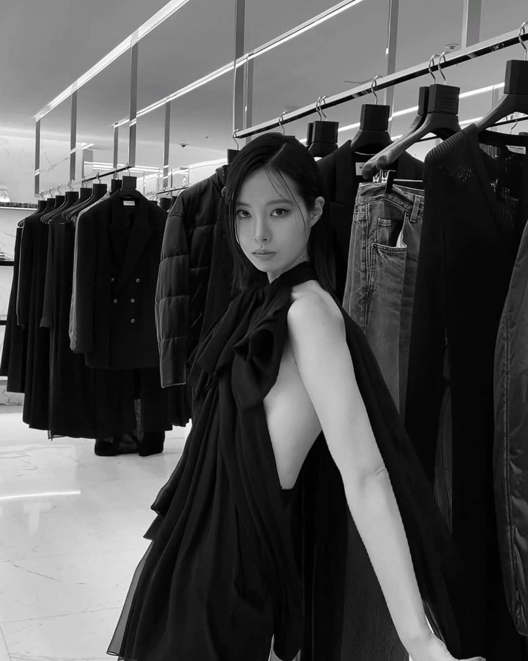 イム・キムのインスタグラム：「@ysl @friezeofficial 🖤」