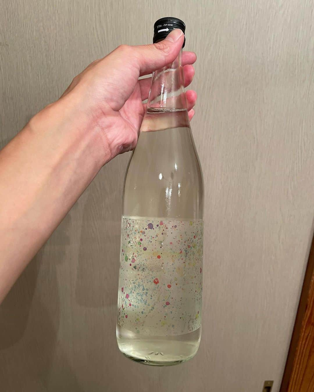 瀬戸口弘樹のインスタグラム：「先日の酒beauty🍶🩵🫧✨  栃木 せんきん 「仙禽　線香花火2023」🎆🐬✨  フルーティで甘みと酸味のバランスが良くて美味しかったです🩵🫧✨  #栃木　#せんきん　#仙禽　#仙禽線香花火2023 #日本酒　#酒　#sake #酒beauty #日本酒美容　#美容　#健康　#beauty」