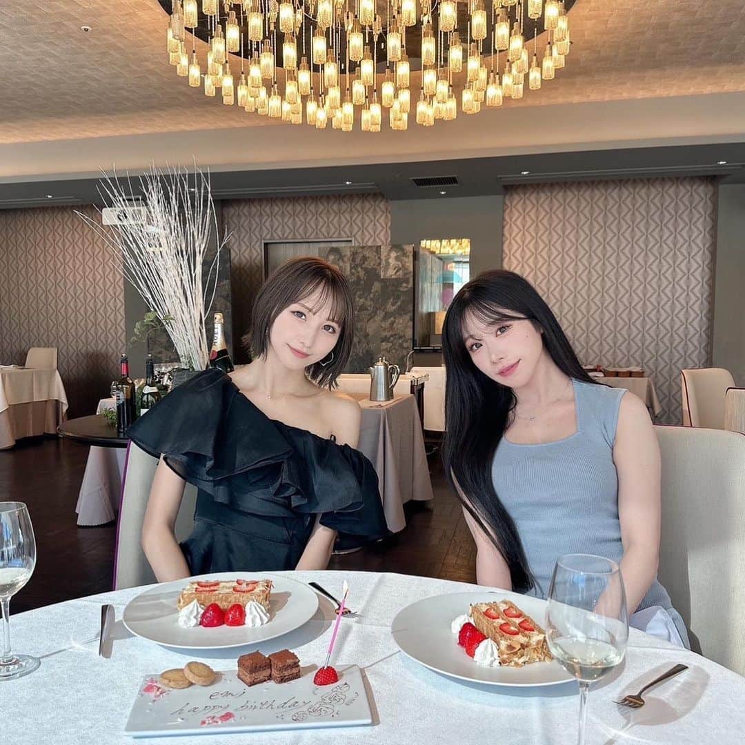 のインスタグラム：「マブダチがお祝いしてくれました🐈‍⬛ お昼から乾杯して🥂 大好きなケーキも食べて素敵なプレゼントも用意してくれて… 幸せすぎる1日だったᐡ⸝⸝• · •̥⸝⸝ᐡ いつもそばに居てくれてありがとう♥愛」