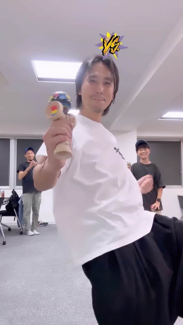 ZOOMADANKEのインスタグラム：「Kodaman（43）vs Sosuke（13） コダミラのコダマン練にて ジャグフリップジャグフリップ風車ジャグ風車ケン対決  そうすけの喜び方も悔しがり方も全てがかわいい。 歳の差30歳で本気で対等に遊べるのがけん玉であり、コダミラなのです。そうすけ、宿題ね笑 @kodamira_official @sosuke_dama   👕　@kendamarockcafe @kendamarockofficial  👖　@aldies_official  🍢　@365kendama   #zoomadanke #kendama #kodamira #365kendama #kendamarockcafe #aldies #けん玉　#歳の差なんて」