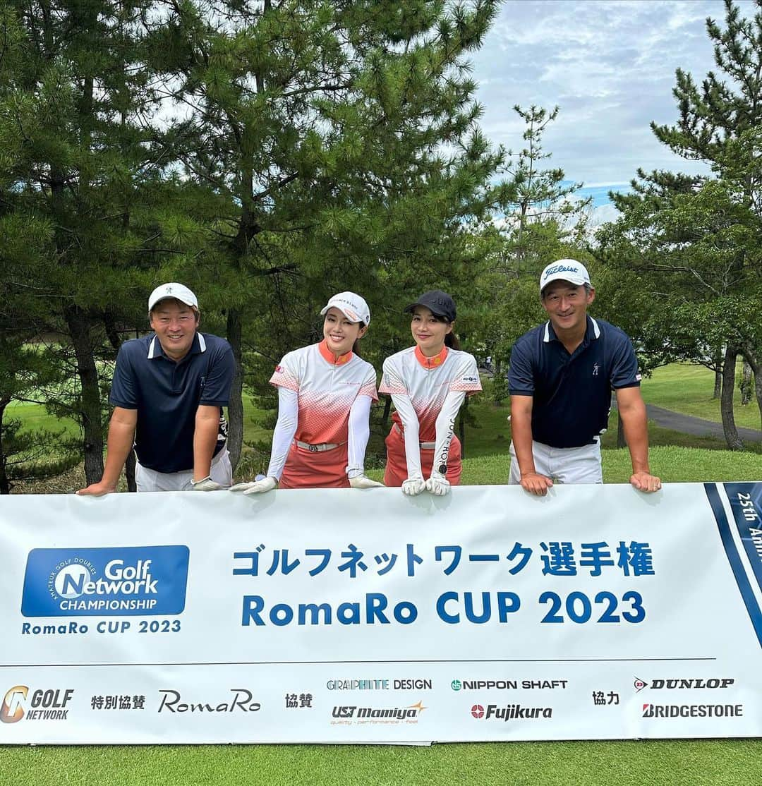 三枝こころのインスタグラム：「トップアマが沢山出場してるロマロカップ⛳️ 今回は姉ヶ崎のお二人とラウンドしてきました。 同じホールでミスしないように助け合うダブルス、他のチームを見ながら勉強になりました🥺🥺🥺 来年はえりかちゃんのサポート出来るようになりたい❗️ #ロマロカップ #ダブルス #成田ヒルズカントリークラブ  #ママゴルフ #junandrope #トップアマ」