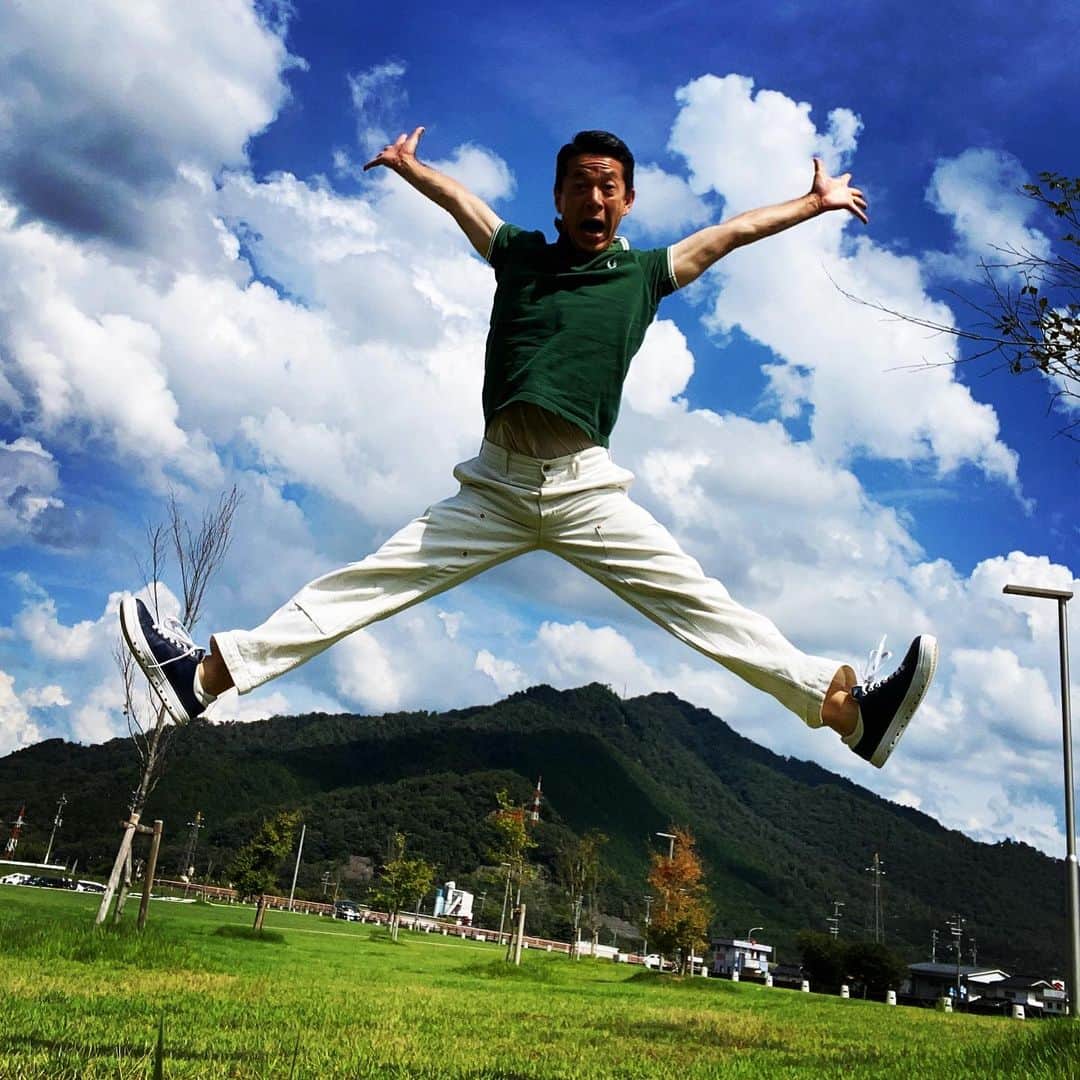 西川忠志さんのインスタグラム写真 - (西川忠志Instagram)「ジャンプ🙌‼️  本日は兵庫県養父市に来ております！  劇場前は広〜い芝生が広がっております！  気持ちいいので思わずJUMP😃🙌‼️  後の山の頂上より高く写ってる😊‼️  なんて、ひとり喜んでおります55歳😅  感謝 西川忠志」9月10日 13時50分 - nishikawa_tada