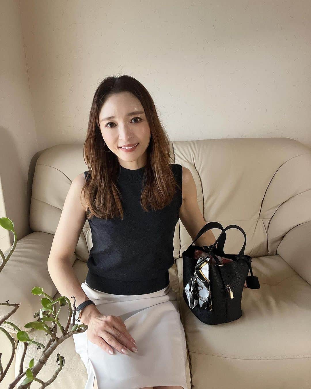 AriizumiEmaのインスタグラム：「少しだけ涼しくなり、ニット素材が着れるように。 プチプラニットは、GUのグレー色🩶 グレー系の色は年々好きになります🩶  #tops @gu_for_all_  #skirt  @dholic  ☑️バッグは楽天ルームに載せています。 ストーリーに楽天ルームのリンクを貼りました💕  ・ #fashion#ootd#codinate#instafashion #コーディネート#アラフォー#アラサー#アラフィフ #大人コーデ #お仕事コーデ  #大人ファッション #大人可愛い #韓国ファッション#綺麗めコーデ#きれいめコーデ#カチューシャ#プチプラコーデ#50歳コーデ」