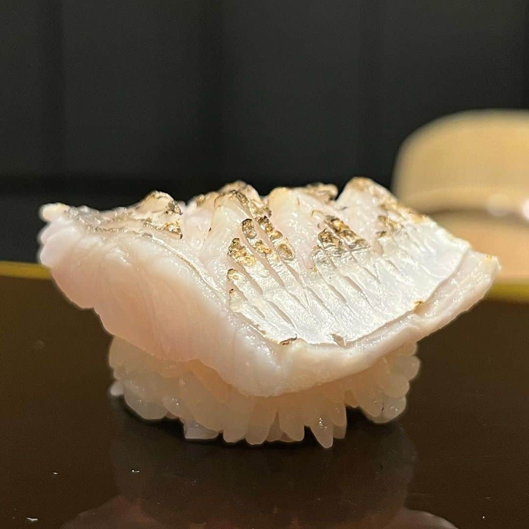のインスタグラム：「太刀魚  For reservation: 099.606.0013 Or Line ID 027126639  #sushikanda #sushi #japanesecuisine #sashimi #foodporn #aroi #aroiibkk #ginraidee #paigingun #wongnai #edtguide #bkkmenu #starvingtime #寿司神田 #寿司スタグラム #鮨 #寿司 #すし #バンコク寿司 #銀座グルメ #赤酢 #横井醸造」