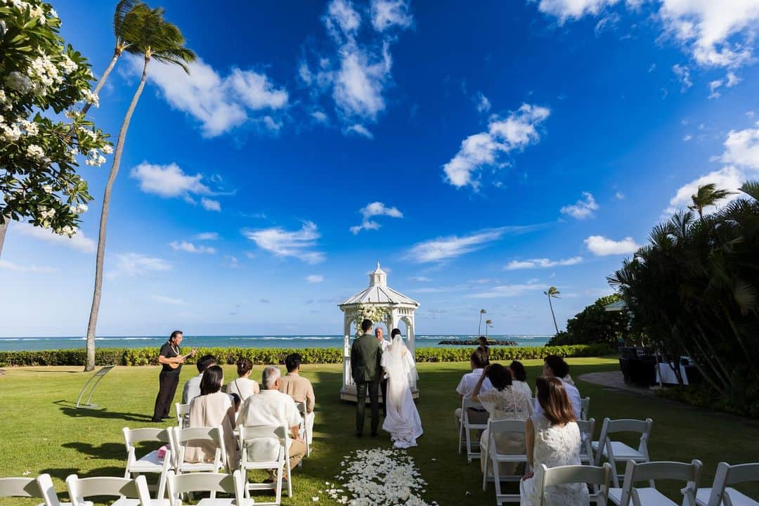 RealWeddingsのインスタグラム：「Kahala Wedding.  Planning:@realweddings_hawaii  Photo: @visionarijapan @jasondengphoto  Hair&Make:@rie_utahm  Florist:@flowersfortwo   ---------  ◆ハワイウエディング相談会空き状況 ※空き状況は随時変動いたします。直近のご案内も可能な日程もございますので、お気軽にお問い合わせ下さいませ。  9/17(日):11:00 /16:00 9/18(祝月):11:00 / 14:00 / 17:00  ◆ホームページよりお問い合わせの場合はこちら https://www.realweddings.jp/reservation/  #ハワイ挙式#ハワイウェディング#ハワイ婚#リゾ婚#ハワイフォト #ハワイウエディングプランナー #海外挙式#2023秋婚 #2024年春婚#結婚式準備#カハラホテル #hawaii#hawaiiwedding#hawaiiweddingplanner#realweddings_hawaii#kahalahotel #kahalawedding」