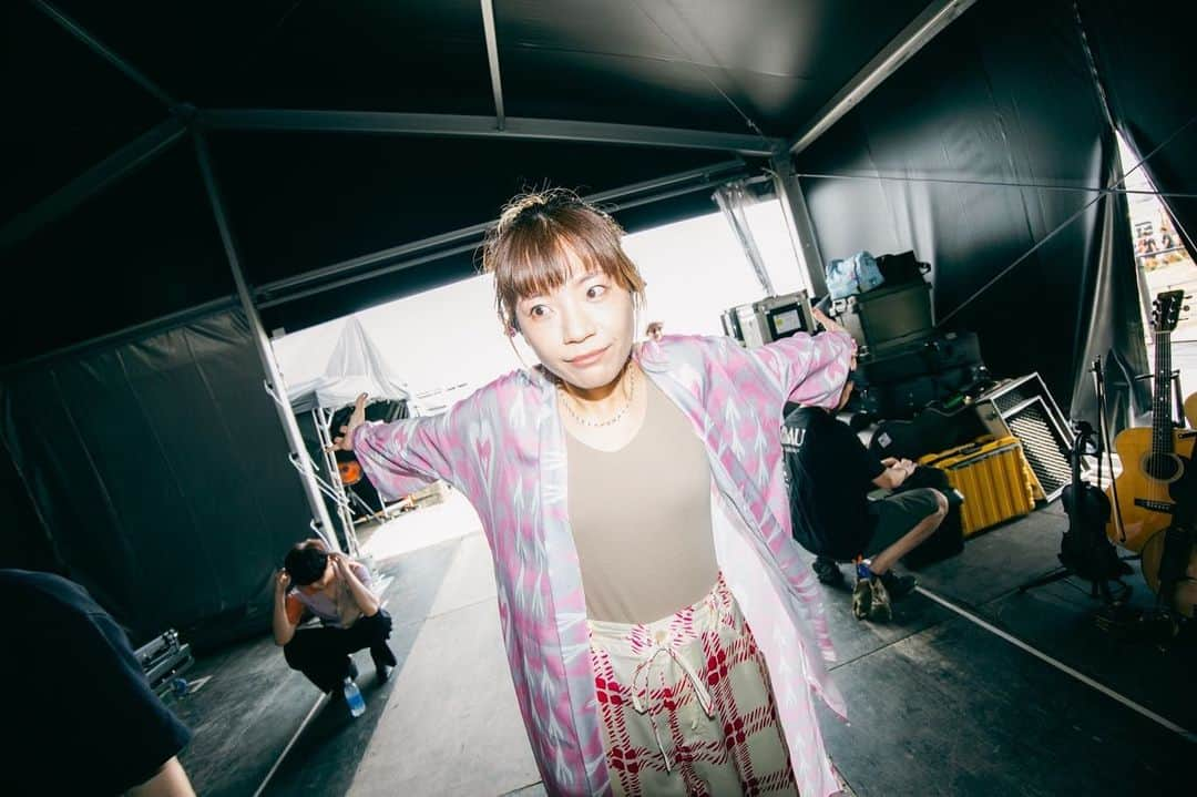 東出真緒のインスタグラム：「RUSH BALL🌼 Another photos  Just before the show.  @yusuke_mphoto   #BIGMAMA #RUSHBALL #舞台袖 #東出真緒」