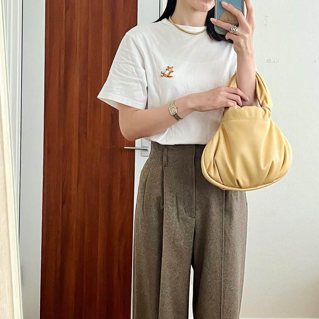 ayakoのインスタグラム：「先日のご近所コーデ🦊 パンツの素材感で少し秋っぽく🍂 ・ #GU #ブラッシュドジャージーワイドパンツ #kitsunetee #夏秋コーデ#大人カジュアル」