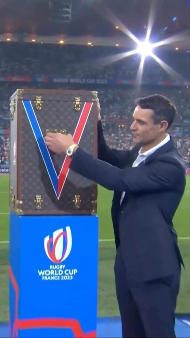 ダニエル・カーターのインスタグラム：「The Webb Ellis Cup 🏆 @rugbyworldcupfrance2023 @louisvuitton」