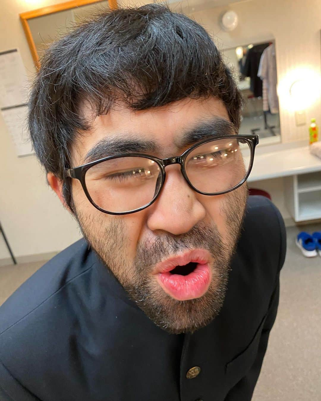 すっちーのインスタグラム：「ピュア髭学生 まつげんクン  おい〜 やめろってば〜😵‍💫  #吉本新喜劇 #松元政唯」