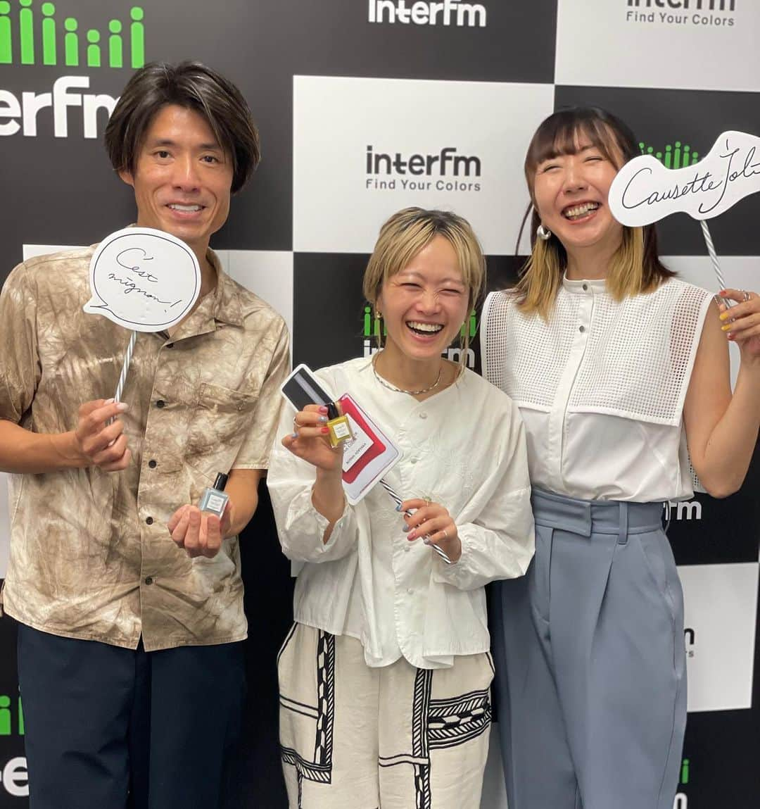 InterFM897さんのインスタグラム写真 - (InterFM897Instagram)「2nd Sun 13:35- Causette.Joli presents Radio Beauté on Lazy Sunday  9/10は、シンガーソングライターのNakamuraEmi（@nou.emi）さんと、プロデューサー/ギタリストのカワムラヒロシ（@hiroshikawamura_guitar）さんをゲストにお迎えしました。  今年一番の夏の思い出として語ってくれたのは、Causette.Joliがオフィシャルサポーターを務めるフジロック。  これまでフジロックに出演したことはあるものの、プライベートで遊びに訪れたのは今回が初！ということで、新たに感じたフジロックの魅力や今後のフェスへの思いについてなど様々なお話を伺いました。  聞き逃した方は、ぜひradikoで聞いてださいね☆  またトークの模様は「Causette.Joli presents Radio Beauté」のポッドキャストでも聴く事ができます！  「CausetteJoli presents Radio Beauté 」とは… "指先から花、咲う" 日本製ネイルブランドCausette.Joliとともに、いまを輝く人たちをゲストに迎え、自分流のライフスタイル＝「私らしい”美しさ”」を考えていくスペシャルコーナー。輝かしい毎日を過ごすためにゲストが日々意識・実践していることや、暮らしのヒントなどについてお話を伺っていきます。  プレゼント情報🎶 NakamuraEmiさんが選んだ2023年秋の限定色【OMINAESHI NAYOYOKA】と、カワムラヒロシさんが選んだレギュラーカラーの【RURIKARAKUSA ENZEN】、そしてベース、トップコートの4本セットを3名様へプレゼントします💅💕  詳細はinterfm HPをチェック！  #causettejoli #interfm #lazy897 #NakamurEmi #カワムラヒロシ #究極の休日 #FujiRockFestival #フジロック #フェス #ライブ #ネイル #プレゼント」9月10日 14時19分 - interfm897