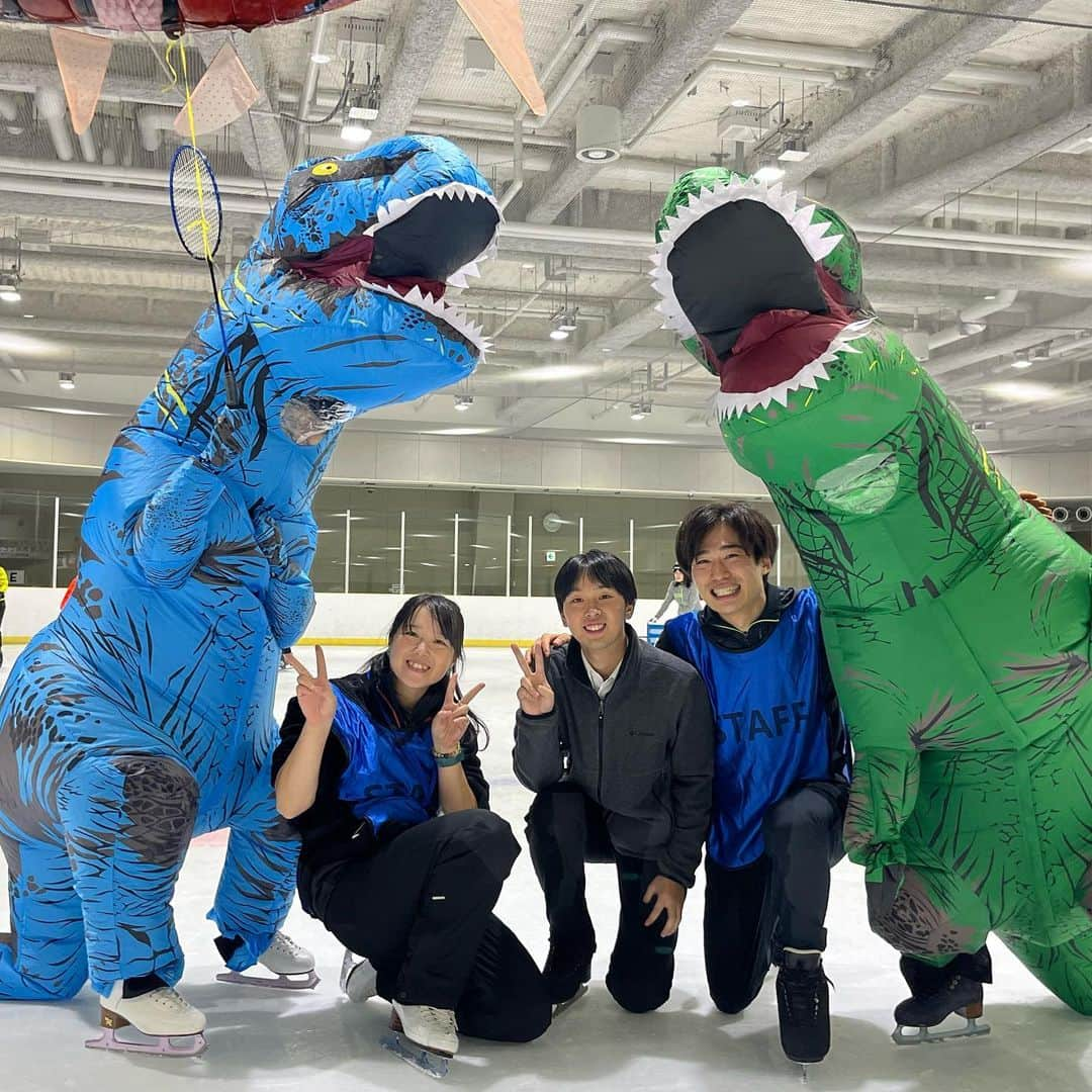 澤田亜紀さんのインスタグラム写真 - (澤田亜紀Instagram)「初めてのチェアスケート⛸ 車椅子の方やストレッチャーの方とスケートを楽しんできました😊 一般営業では車椅子の方は氷の上に乗り入れが出来ないため、貸切ならではの事が出来たと思います👏 貴重な機会に参加させて頂きありがとうございました🙏 また次の機会にもぜひよろしくお願いいたします🙇‍♀️✨   #オリィ部  #チェアスケート  #車椅子スケート   #車いすスケート   #フィギュアスケート」9月10日 14時20分 - aki_sawada_107